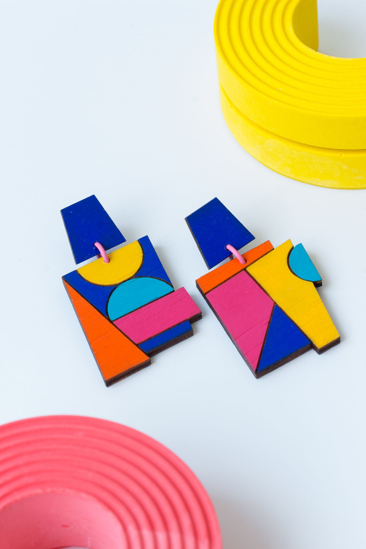 Pendientes retro azul y formas de colores