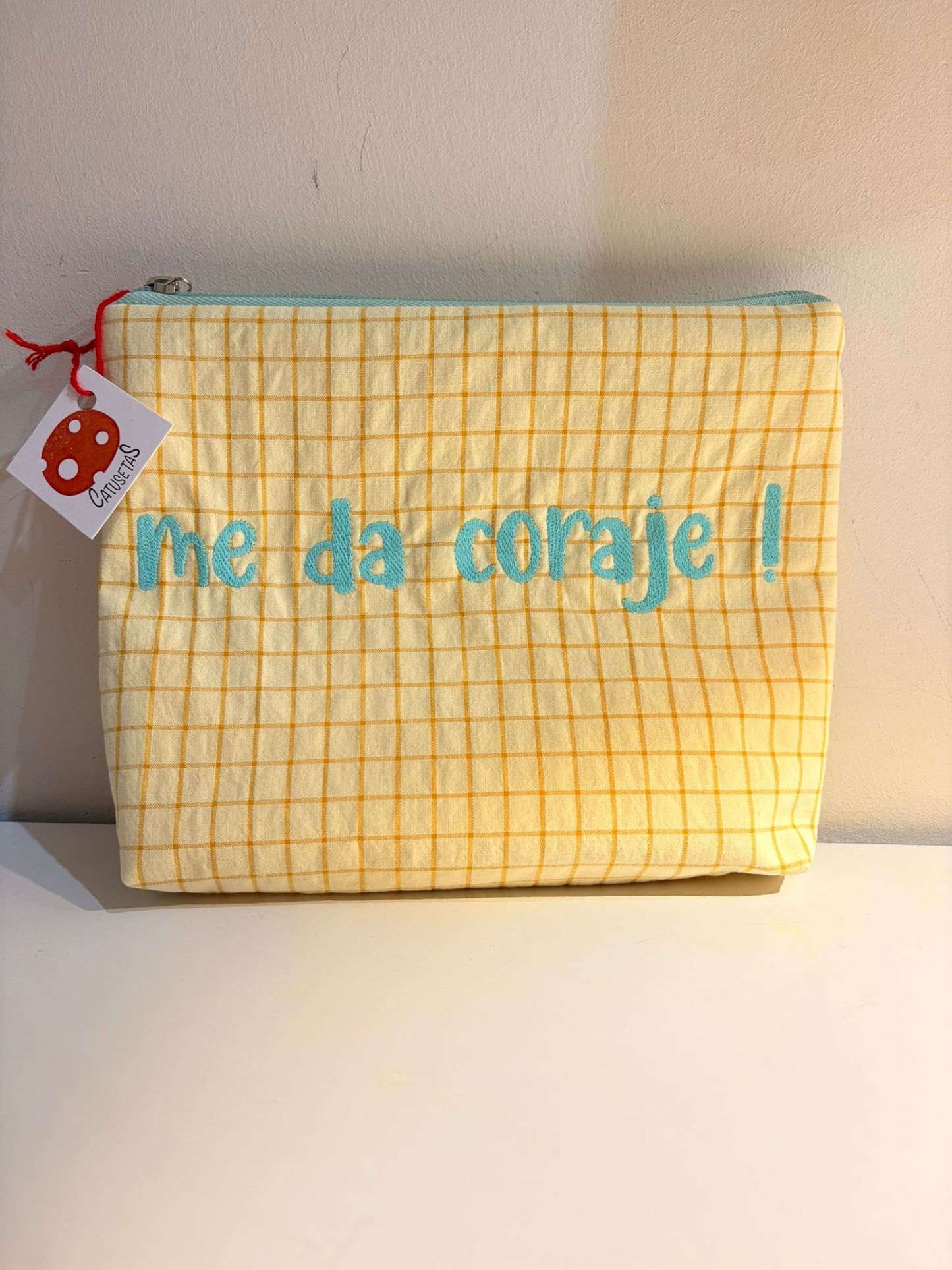 Neceser me da coraje vichy amarillo letra celeste