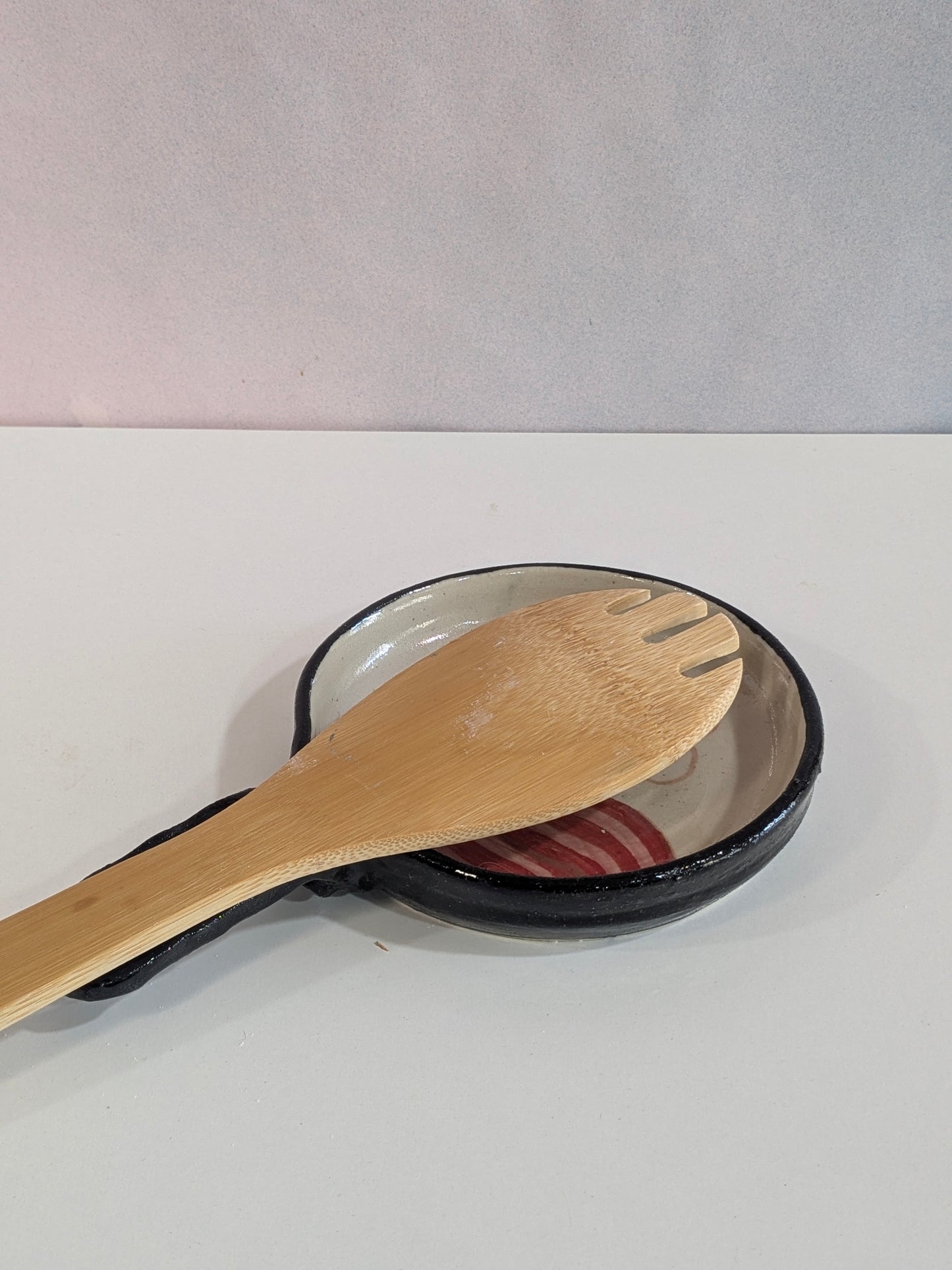 Sartén cerámica reposa cucharas