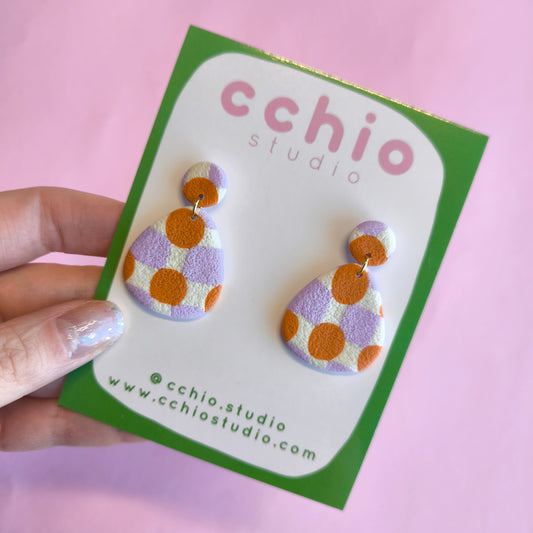 Pendientes vichy lila blanco y círculos naranja