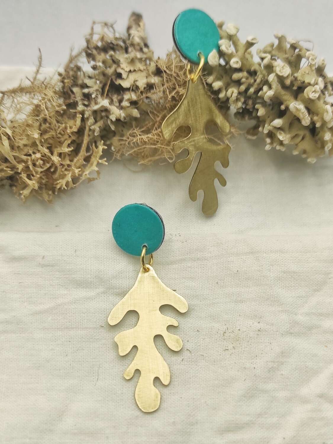 Pendientes alga turquesa- latón y cartón reciclado