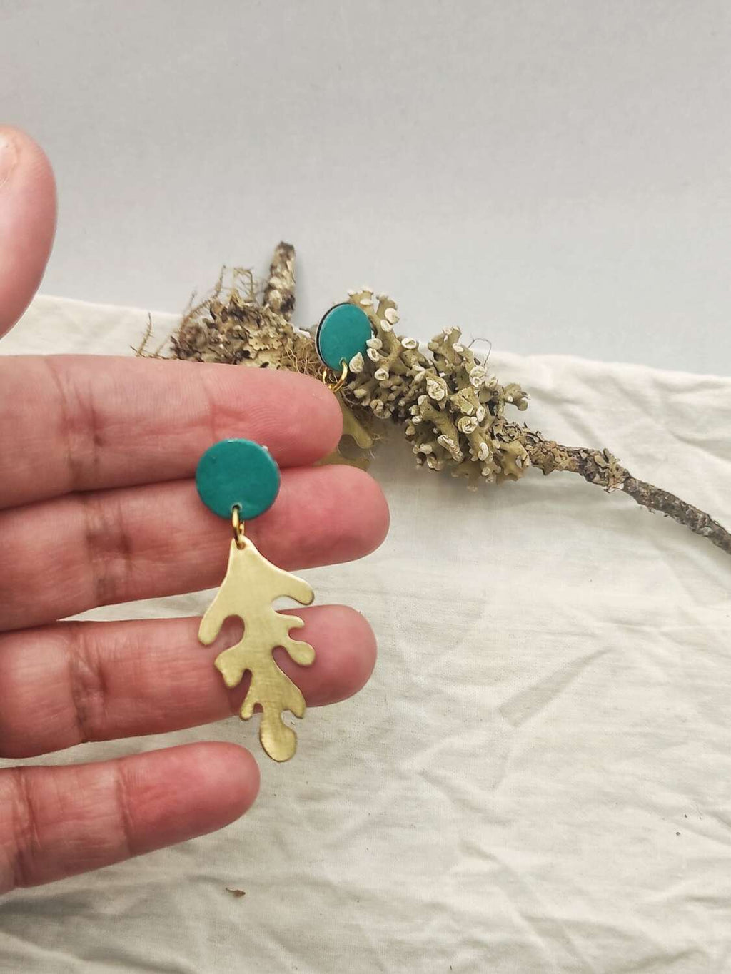 Pendientes alga turquesa- latón y cartón reciclado