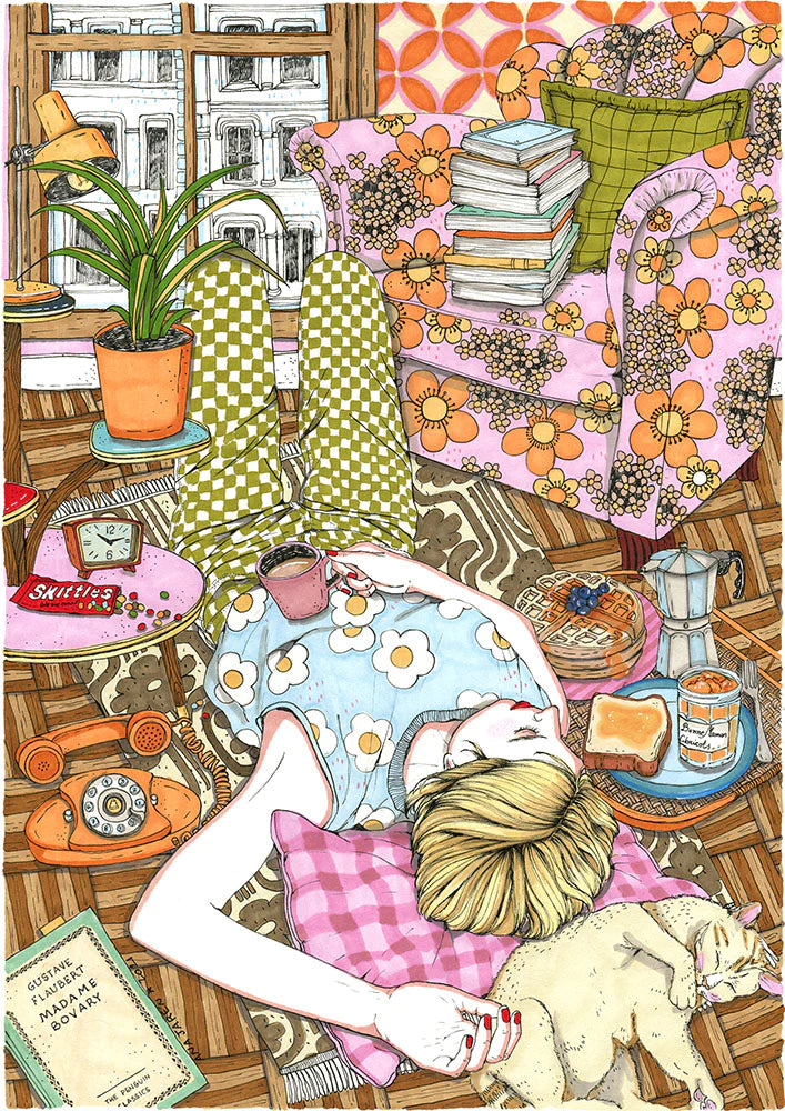Lámina Chica siesta con su gato y sofá lleno de libros