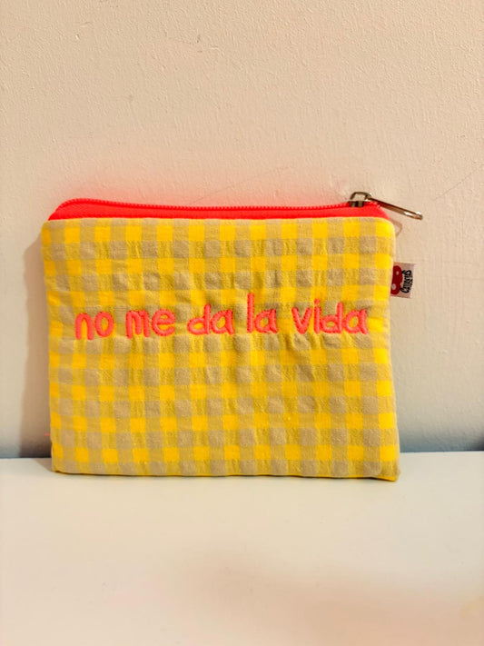 Vichy amarillo letra rosa fucsia - Monedero - No me da la vida
