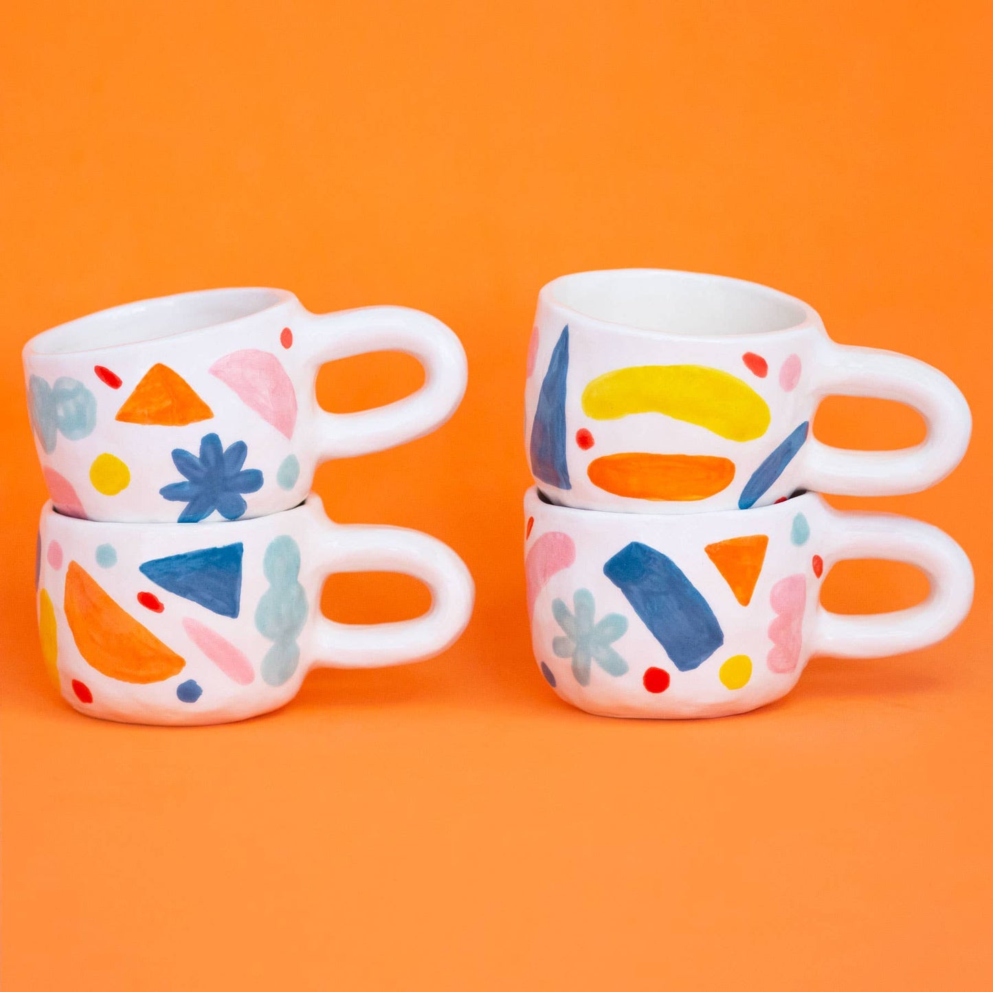 Taza con formas abstractas