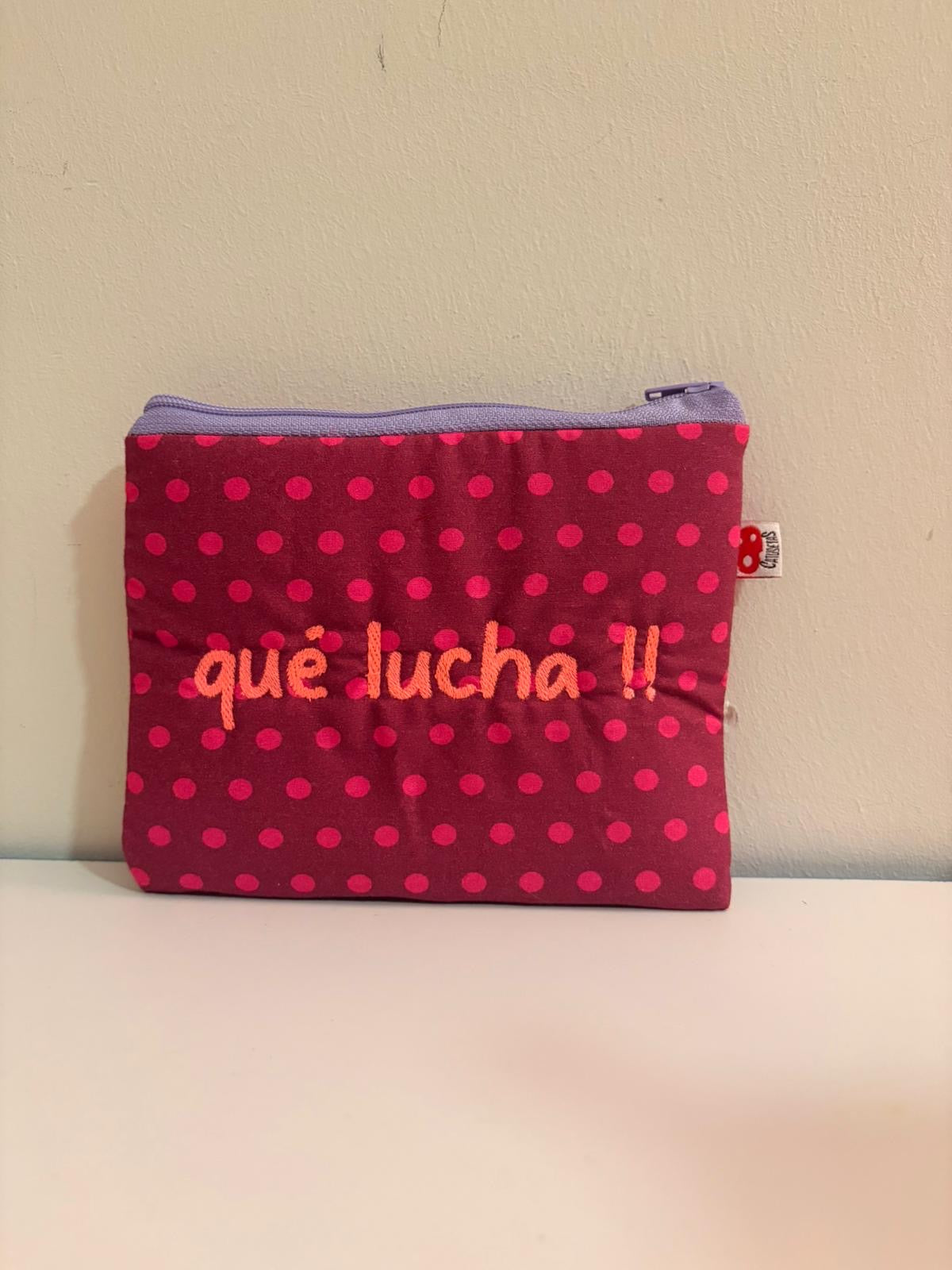 Morado lunares letra fucsia - Monedero - Qué lucha