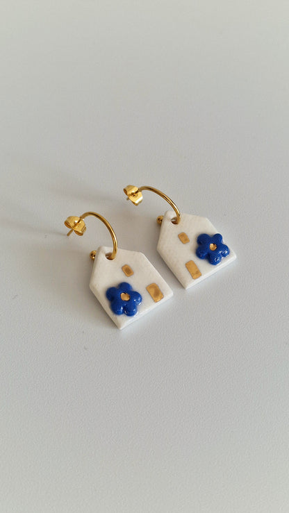 White porcelain Casitas earrings with blue flower