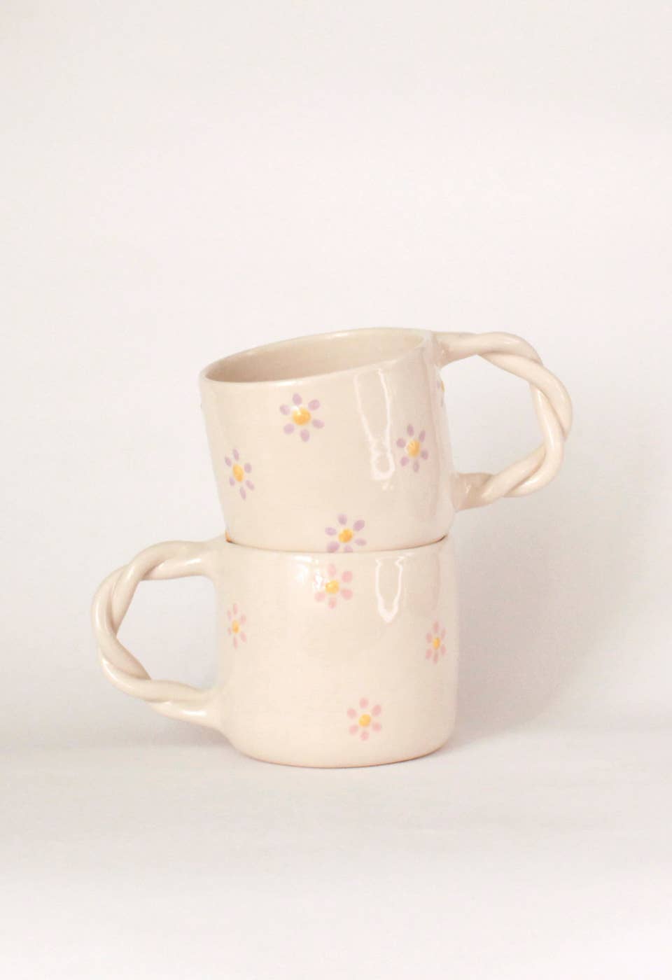 Taza con margaritas y asa trenzada