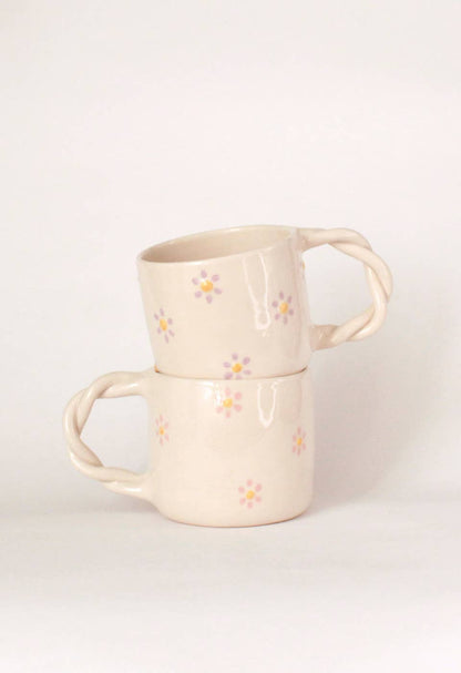 Taza con margaritas y asa trenzada