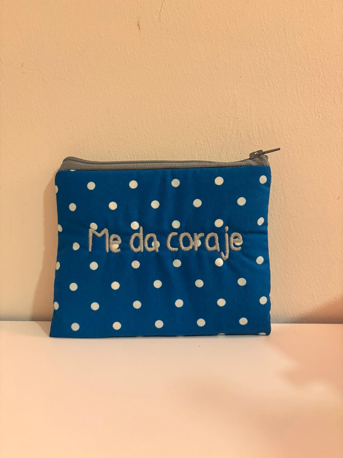 Turquesa lunares letra gris - Monedero - Me da coraje