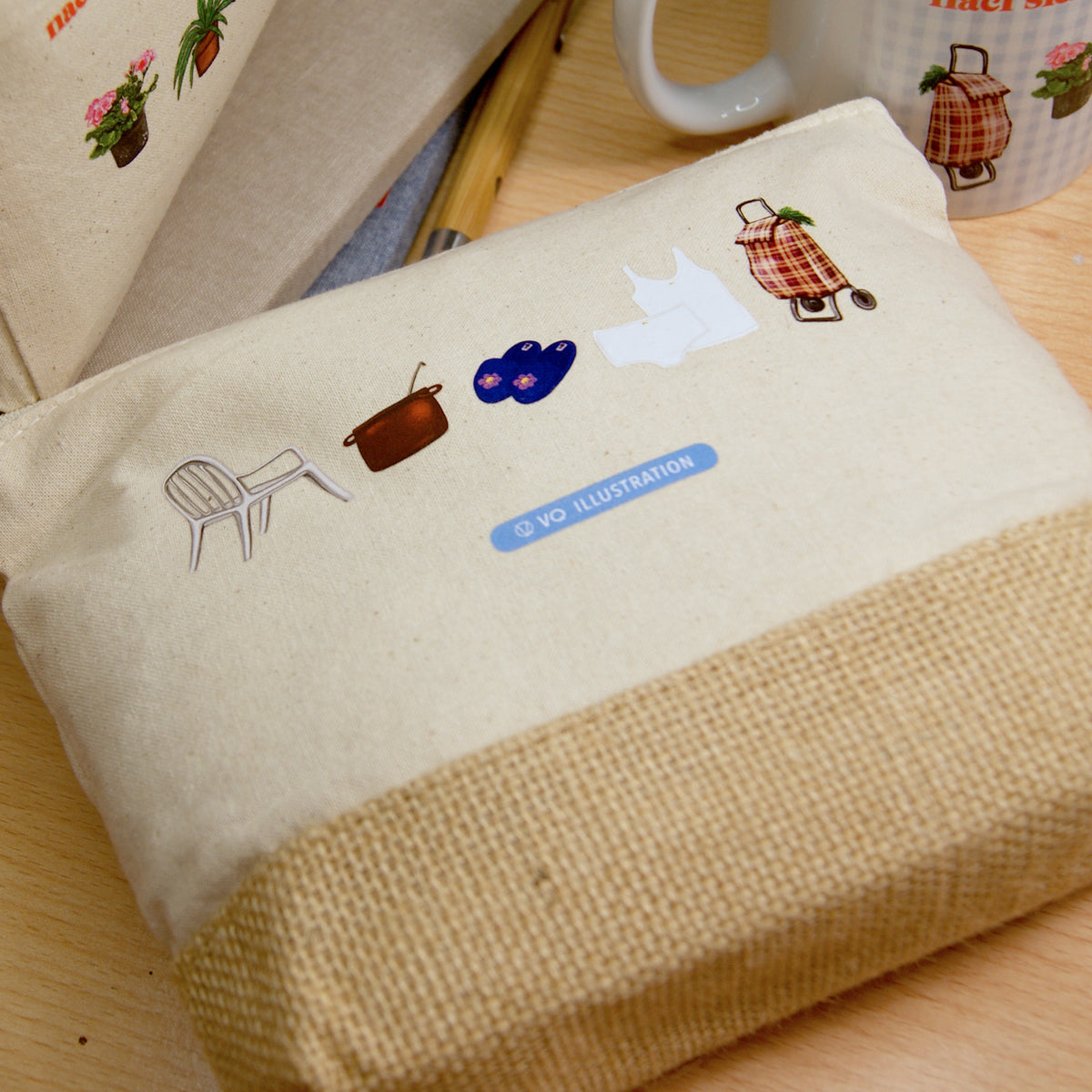Grandma jute toiletry bag - Inside me I was born as a grandmother