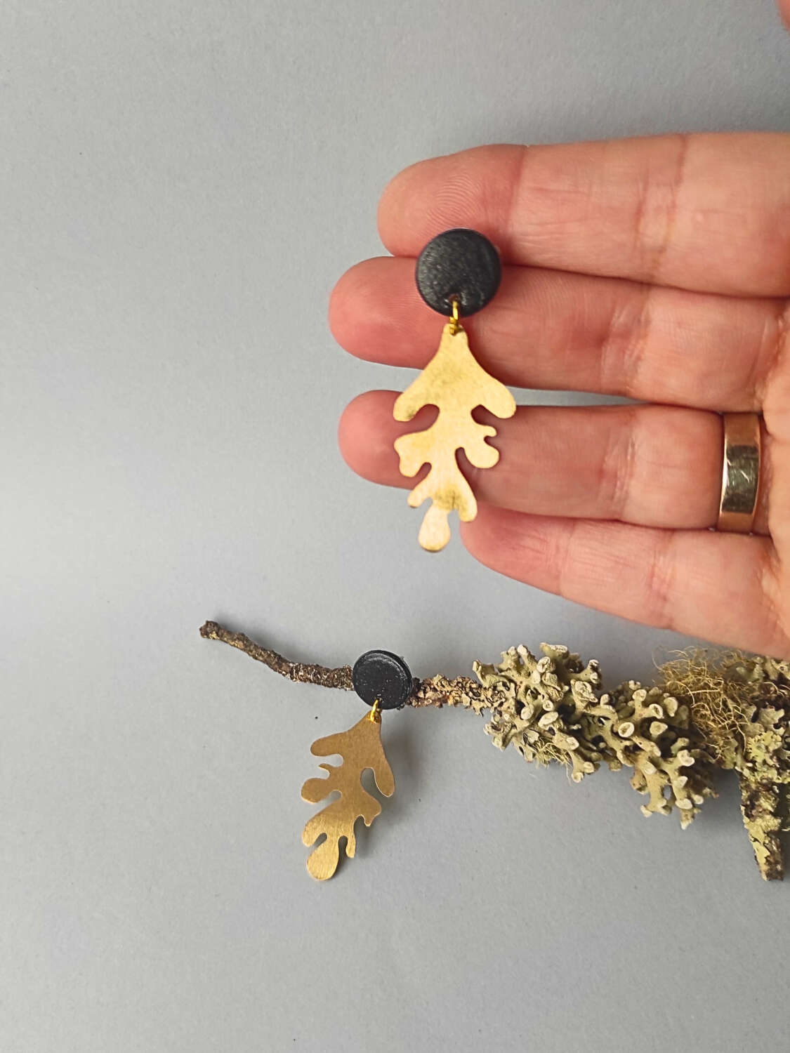 Pendientes alga Negro- latón y cartón reciclado