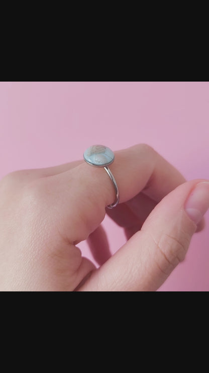 Anillo del mar azul con concha y estrella